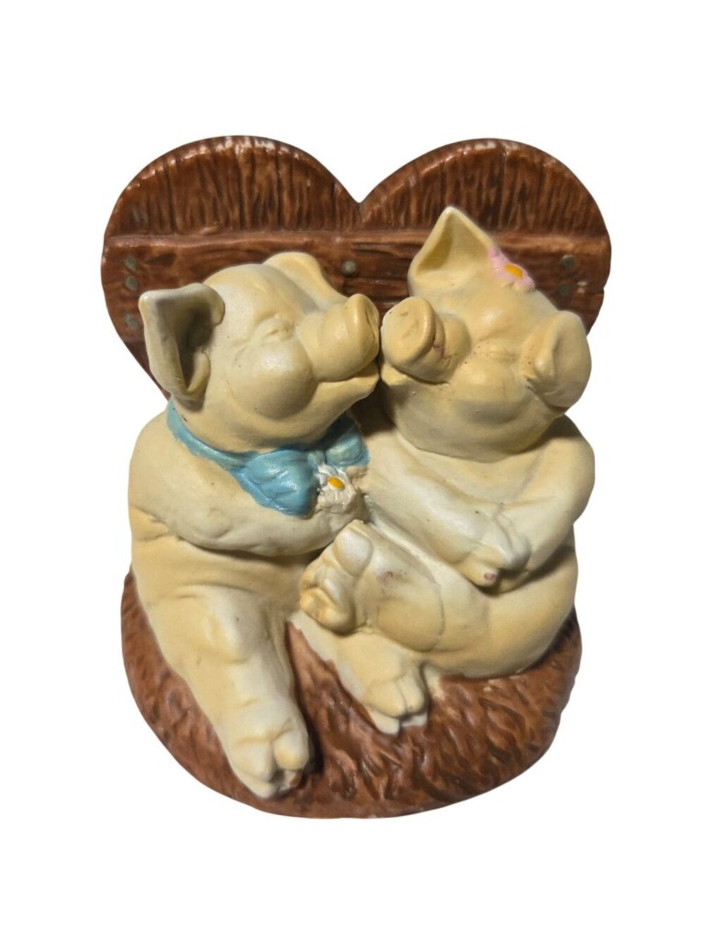 Two Pigs Kissing Resin Figurine Heart Shaped Backrest Home Decor Collectible